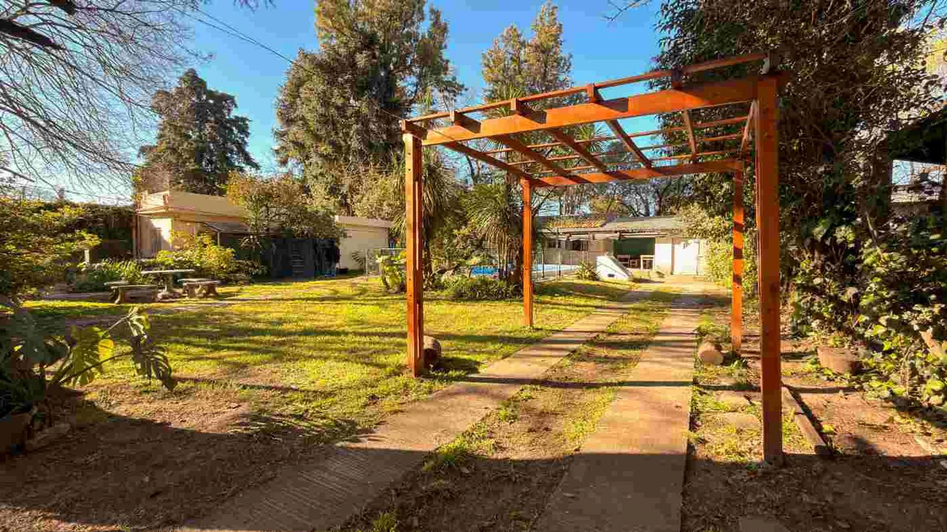 CASA CON 2 VIVIENDAS, QUINCHO Y PILETA GRAND BOURG foto 4