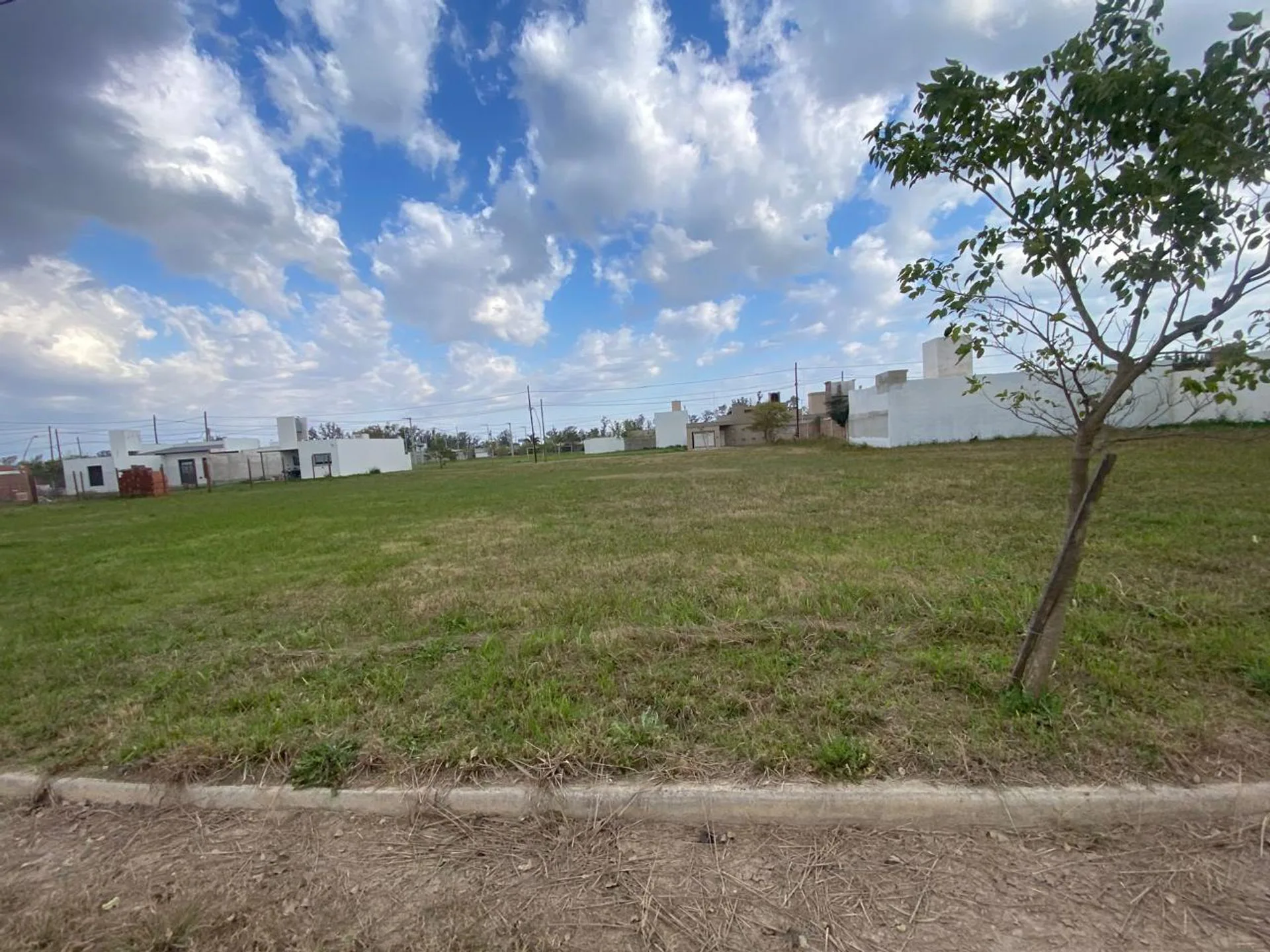 SE VENDE LOTE B° MANANTIALES