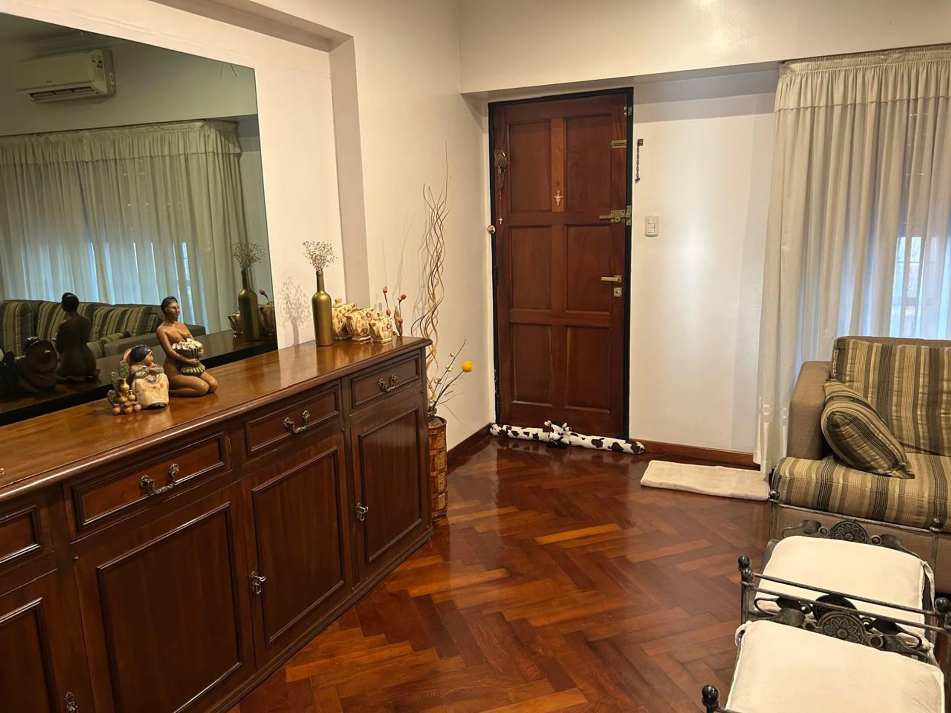 Casa 4 ambientes en venta en Liniers con parque foto 3