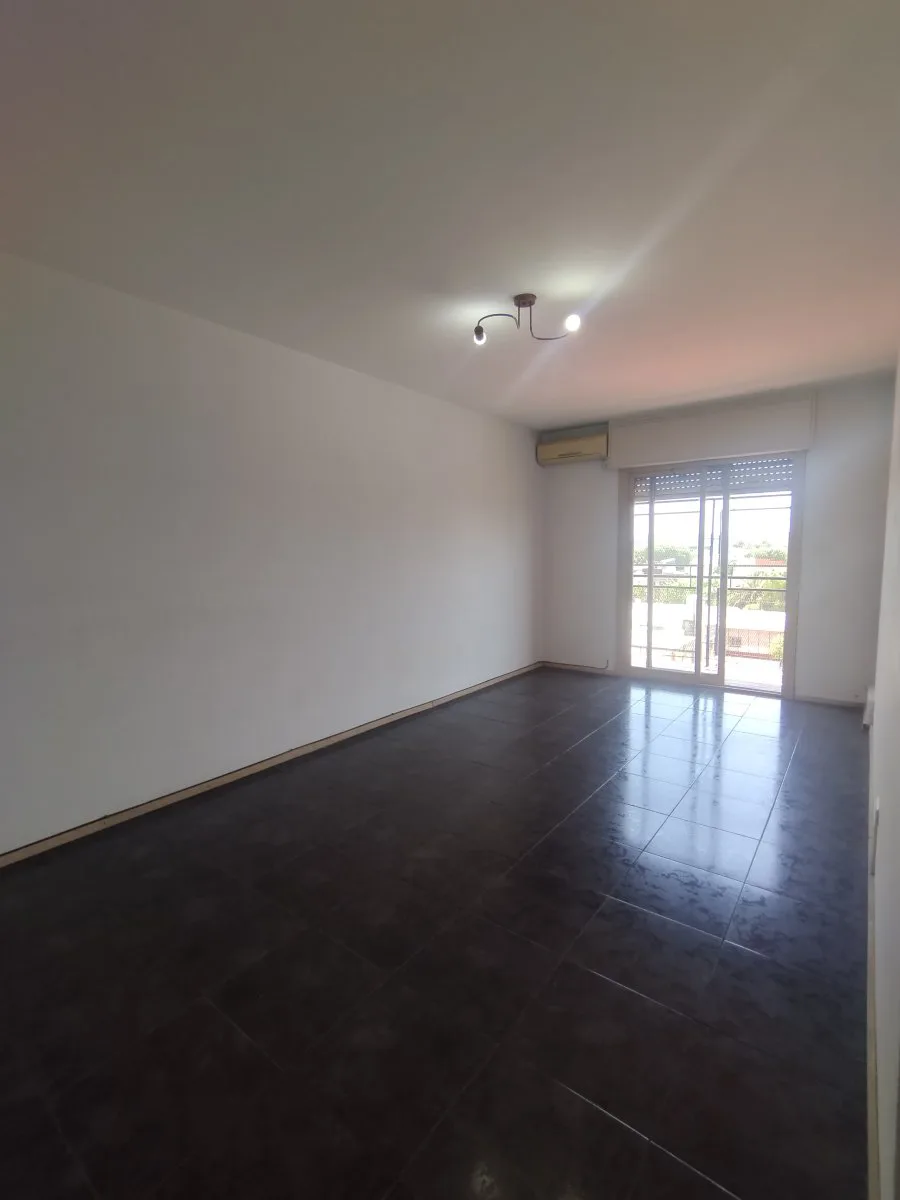 Se vende un departamento de 3 ambientes luminoso con balcón foto 2