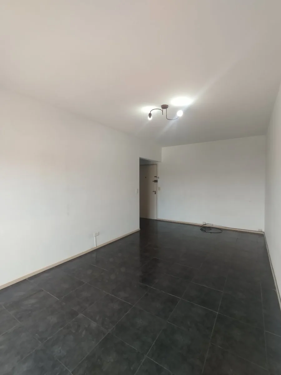Se vende un departamento de 3 ambientes luminoso con balcón foto 3