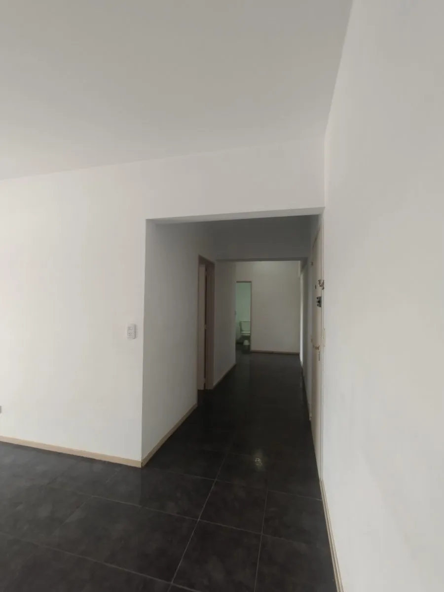 Se vende un departamento de 3 ambientes luminoso con balcón foto 4