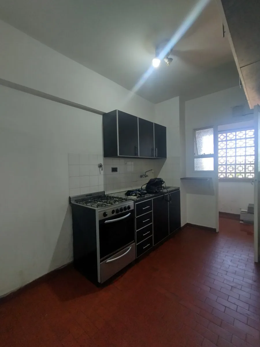 Se vende un departamento de 3 ambientes luminoso con balcón foto 5
