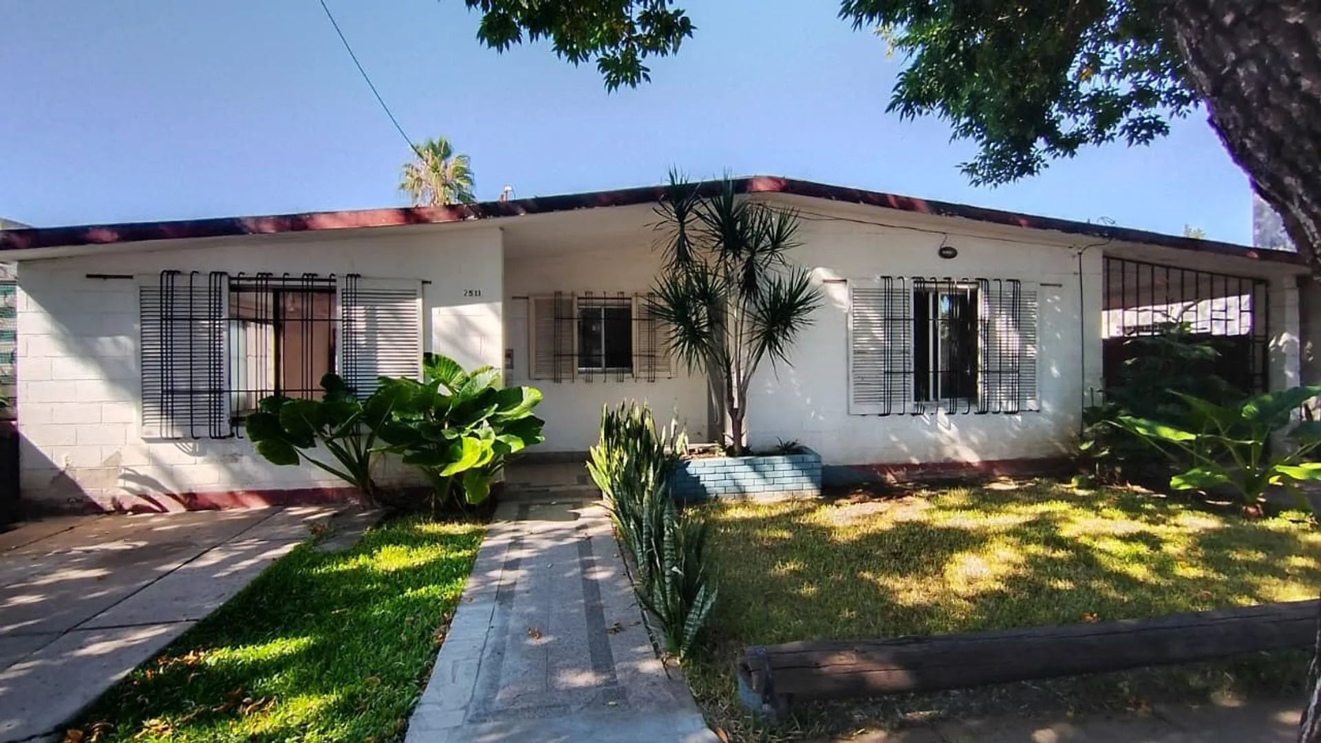 CASA 3 DORMIS VENTA PARQUE FIELD JARDIN COCHERA foto 2