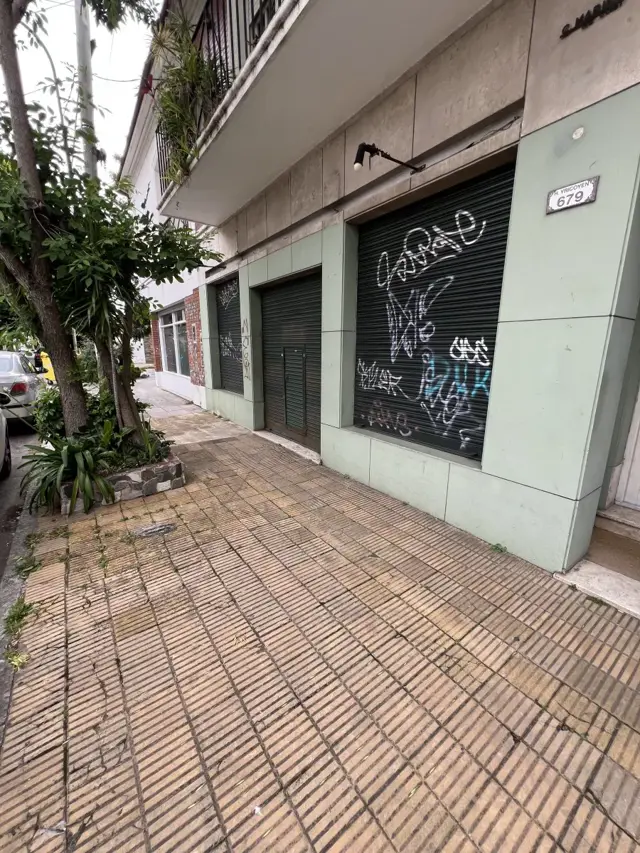 Local varios destinos con vivienda de 2 ambientes a reciclar. Apto crédito.