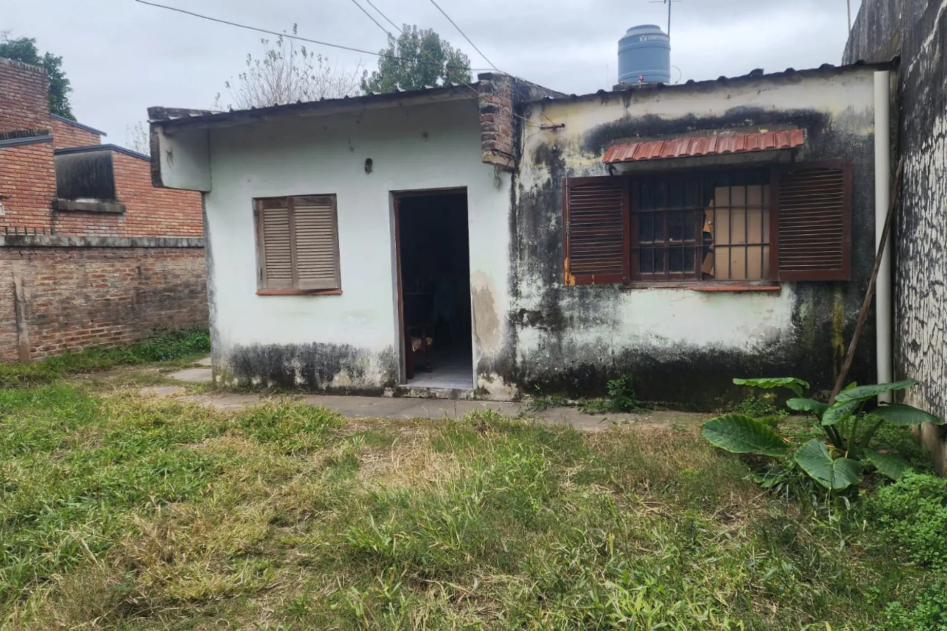 CASA A REFACCIONAR Y GRAN TERRENO foto 2