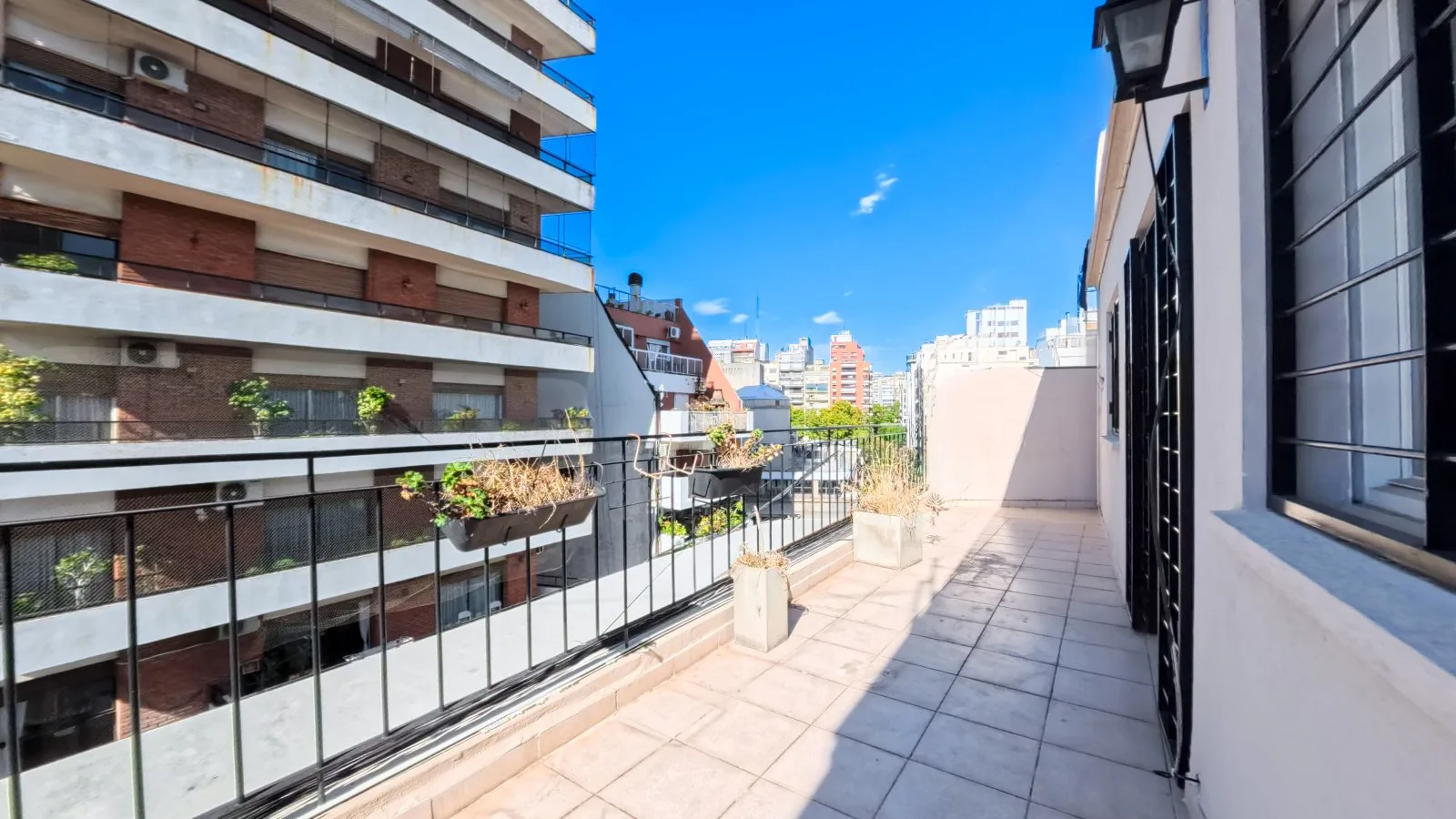 Excelente 3 Ambientes en Esquina con Balcón Corrido – Súper Luminoso y en Ubicación Privilegiada foto 2