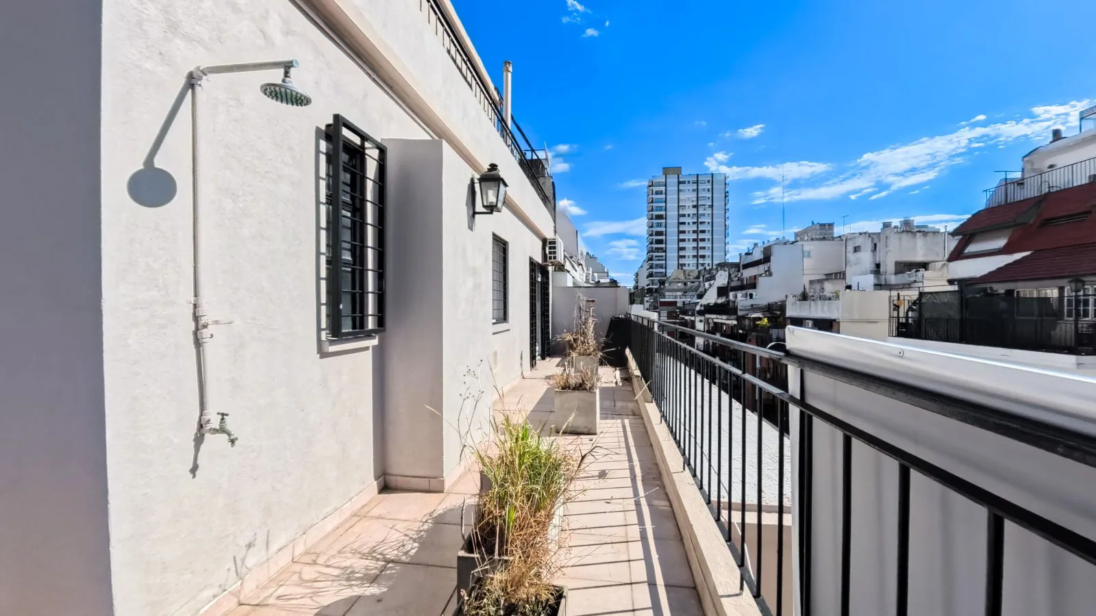 Excelente 3 Ambientes en Esquina con Balcón Corrido – Súper Luminoso y en Ubicación Privilegiada foto 3