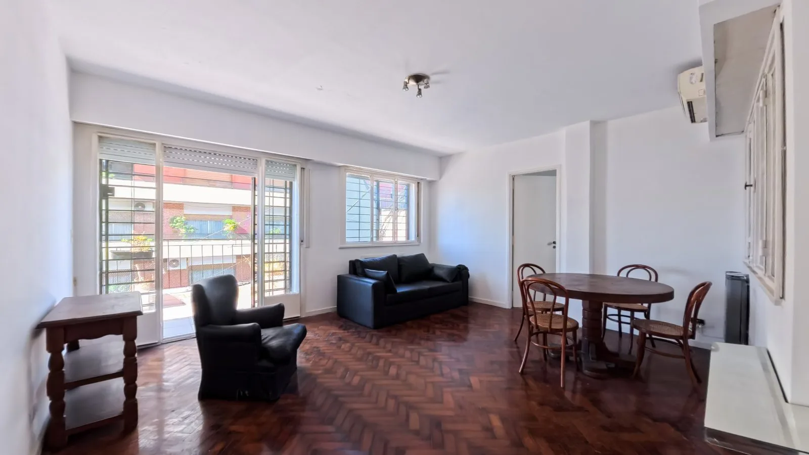 Excelente 3 Ambientes en Esquina con Balcón Corrido – Súper Luminoso y en Ubicación Privilegiada foto 4