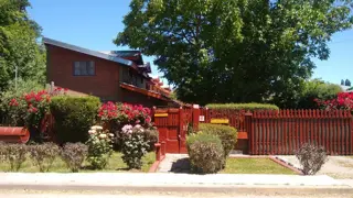 Complejo Turístico en Venta en El Bolsón Centro – 4 Cabañas, Casa y Lavadero foto 1