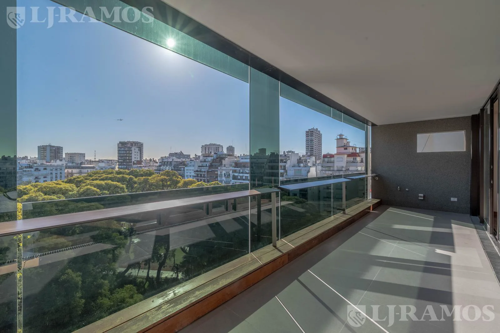 VENTA - RECOLETA - PLAZA VICENTE LOPEZ -  EXCLUSIVO PISO MODERNO A ESTRENAR - SEG 24 HS foto 2