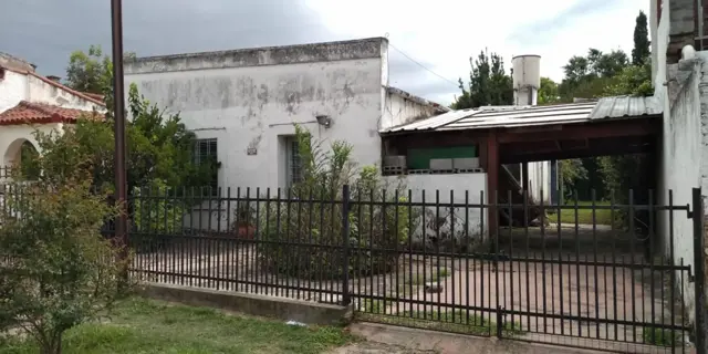 Nºref : 1124 -CASA CON DETALLES A RE FACCIONAR EN LA ZONA CÉNTRICA DE COSQUÍN.