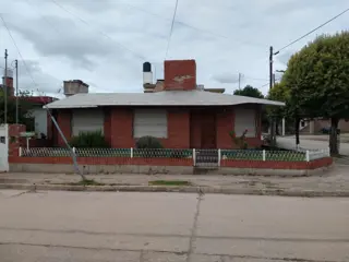 PROPIEDAD EN VENTA - CHALET ESQUINA, COSQUIN foto 1