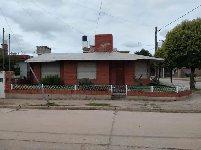 PROPIEDAD EN VENTA - CHALET ESQUINA, COSQUIN