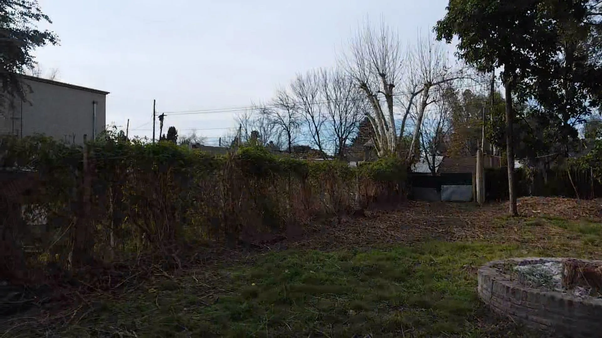 Casa a reciclar sobre gran lote de 875m2 en Talar foto 3