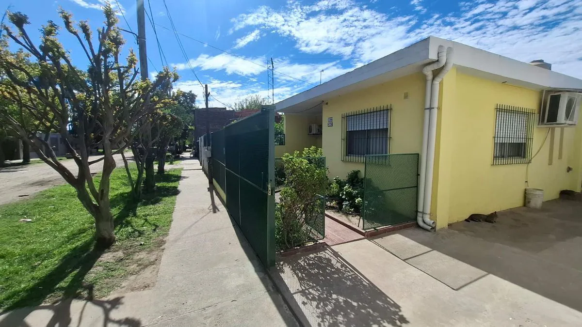 VENTA CASA 3 AMBIENTES CON QUINCHO Y COCHERA MERLO foto 2