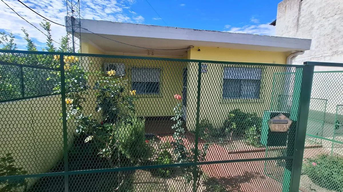 VENTA CASA 3 AMBIENTES CON QUINCHO Y COCHERA MERLO foto 3