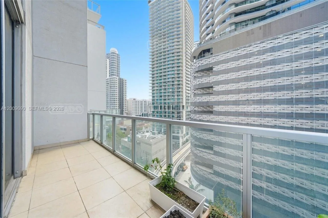 1050 Brickell Ave #1002 1000 foto 4