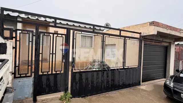 CASA TRES DORMITORIOS- ISIDRO QUIROGA
