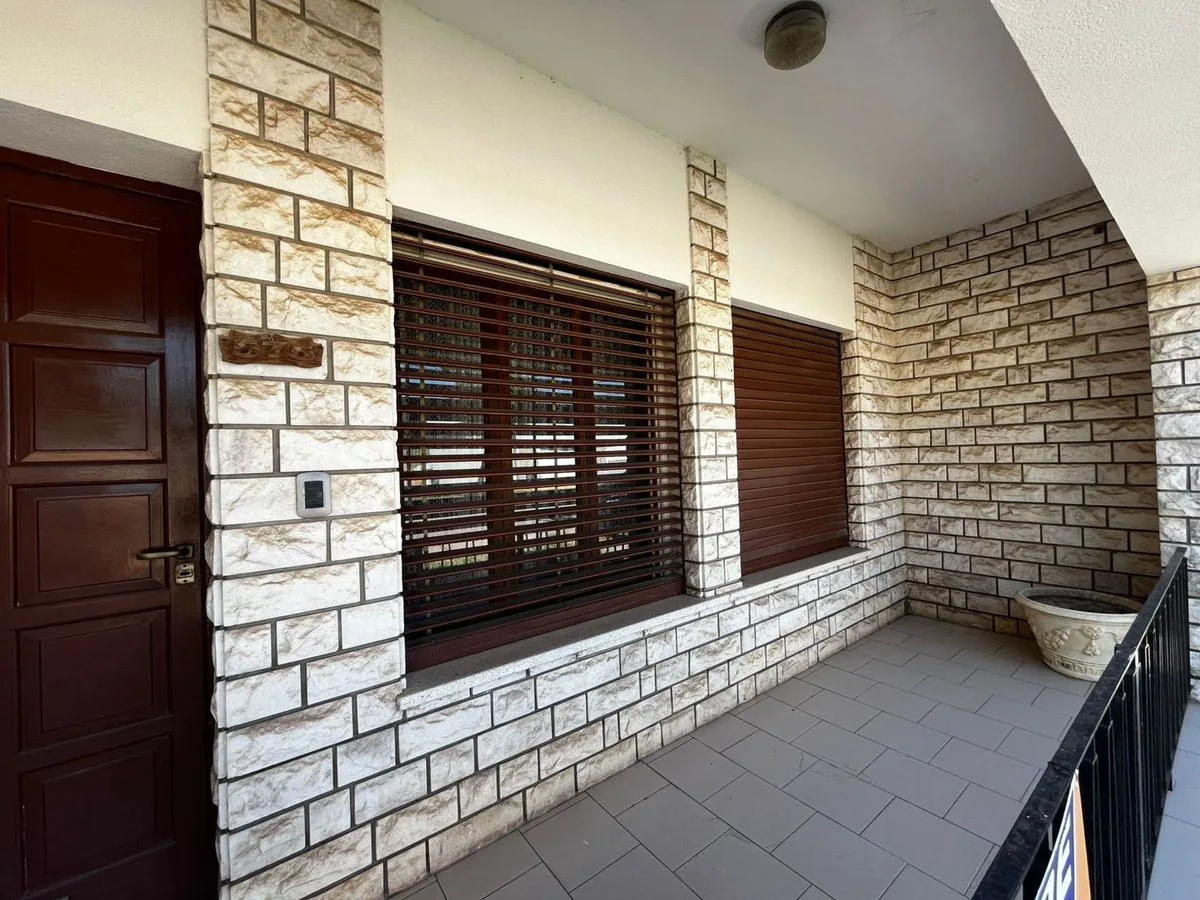 Casa de 8 Ambientes con Estudio, Terraza y Cochera foto 3