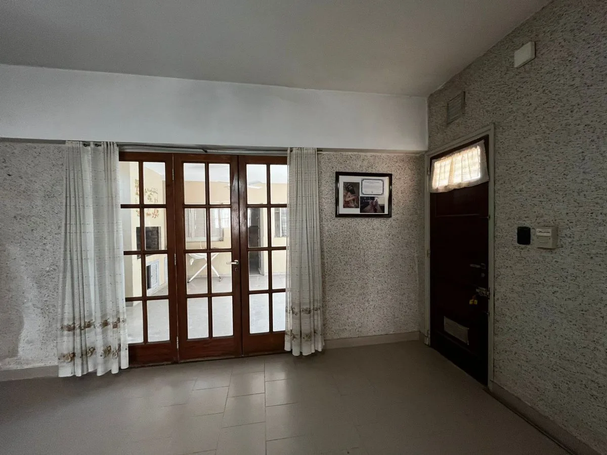 Casa de 8 Ambientes con Estudio, Terraza y Cochera foto 4