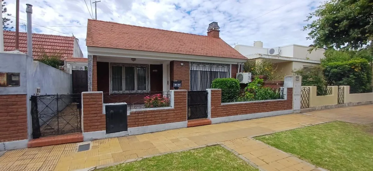 VENTA CASA 4 AMBIENTES CON GALERIA Y GRAN FONDO