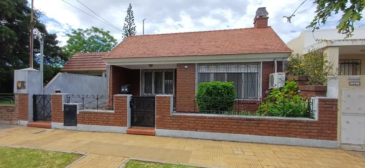 VENTA CASA 4 AMBIENTES CON GALERIA Y GRAN FONDO foto 2