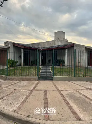 OPORTUNIDAD- CASA DE 2 DORMITORIOS CON PATIO Y COCHERA foto 1