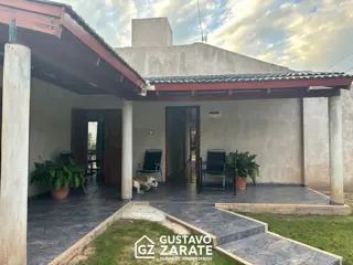 OPORTUNIDAD- CASA DE 2 DORMITORIOS CON PATIO Y COCHERA foto 2