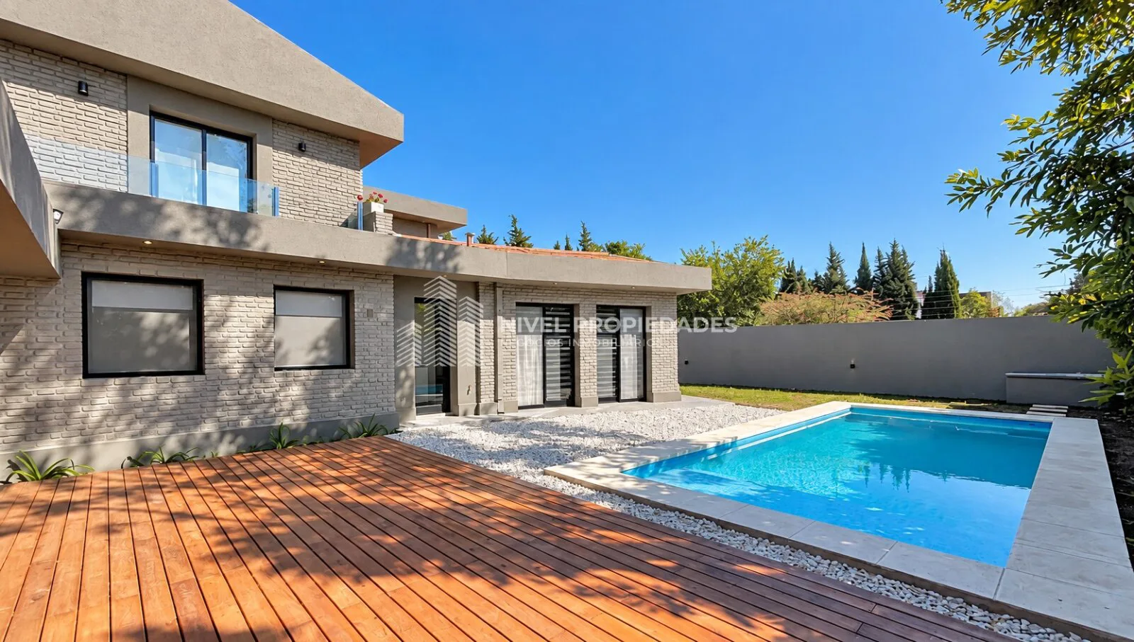 CHALET 5 AMB CON PILETA, PARQUE Y QUINCHO EN ALQUILER - CASTELAR foto 2