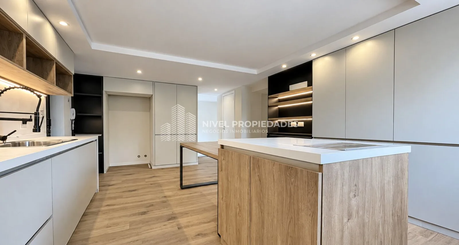 CHALET 5 AMB CON PILETA, PARQUE Y QUINCHO EN ALQUILER - CASTELAR foto 3