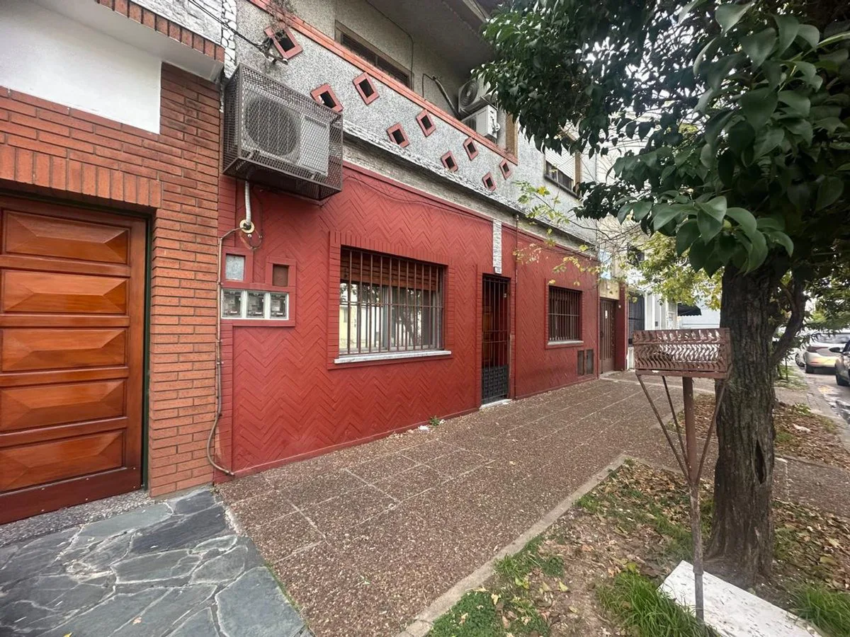 VENTA  PH 3 amb + dpto de 2 amb c/cochera y patio foto 2