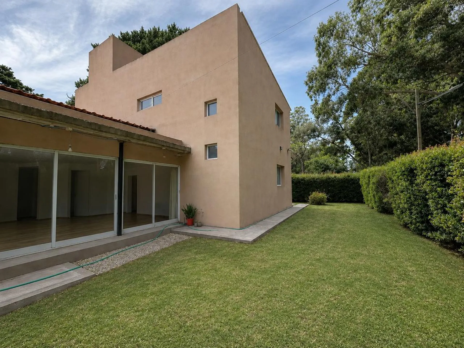 Venta casa 5 ambientes zona Colina Alegre foto 2