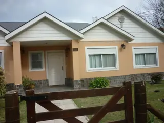 HERMOSO CHALET CON PISCINA EN BARRIO PARQUE LAS NACIONES foto 1