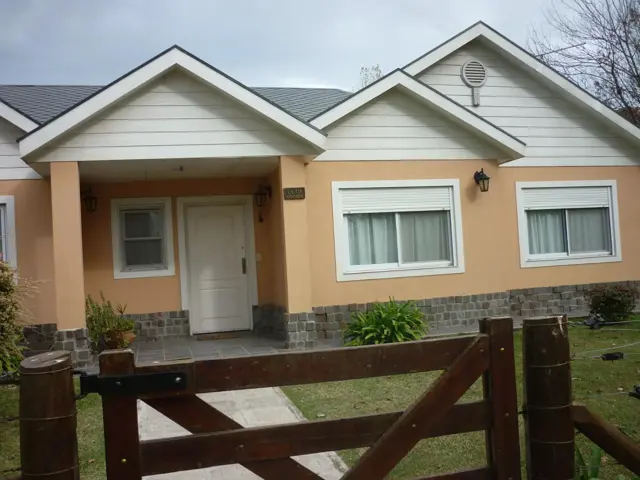 HERMOSO CHALET CON PISCINA EN BARRIO PARQUE LAS NACIONES