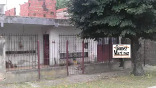 Casa americana a 300m Av Beltran sobre lote de 12x24 - jardín - garage p/2autos - living comedor - cocina amoblada - baño completo - 2 dormitorios c/p foto 1