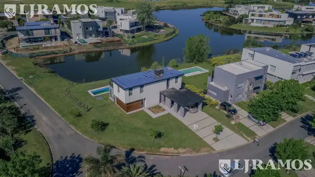 Casa en Venta con renta a la Laguna Barrio Islas El Canton A Estrenar