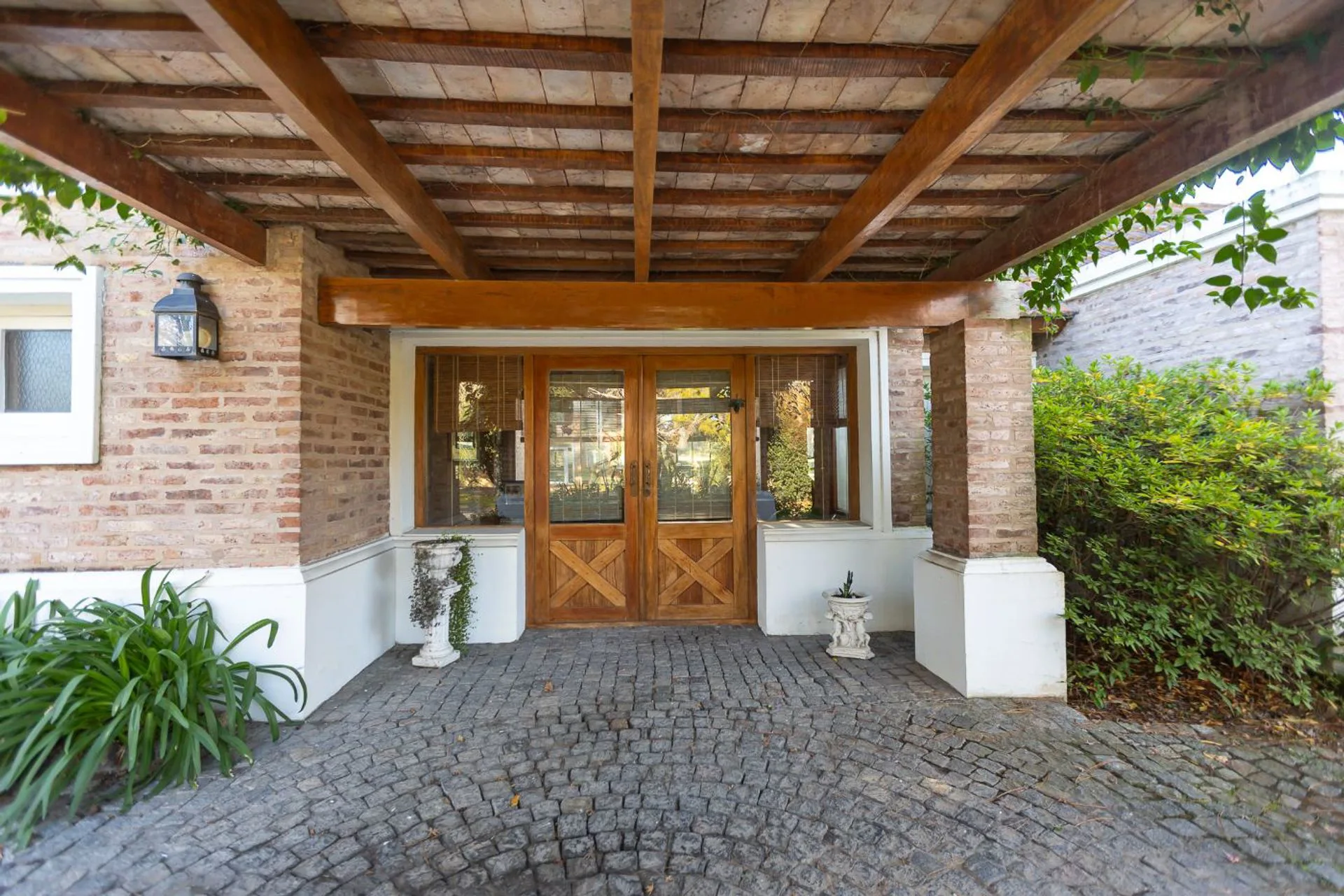 VENTA CASA 6 AMBIENTES LAS PRADERAS LUJAN AL GOLF foto 2