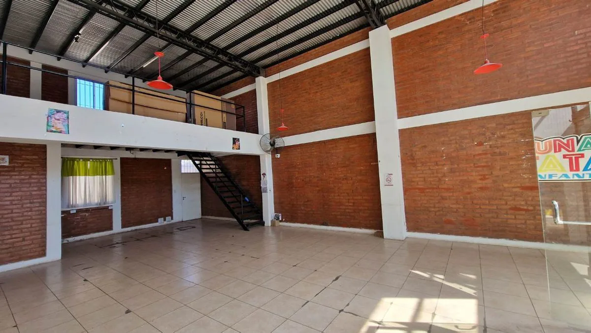 VENTA LOCAL 2 NIVELES 242 M2 VILLA KRAUSE RAWSON