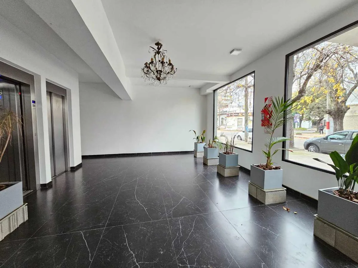 VENTA DEPARTAMENTO DOS AMBIENTES MORON COCHERA OPC foto 3