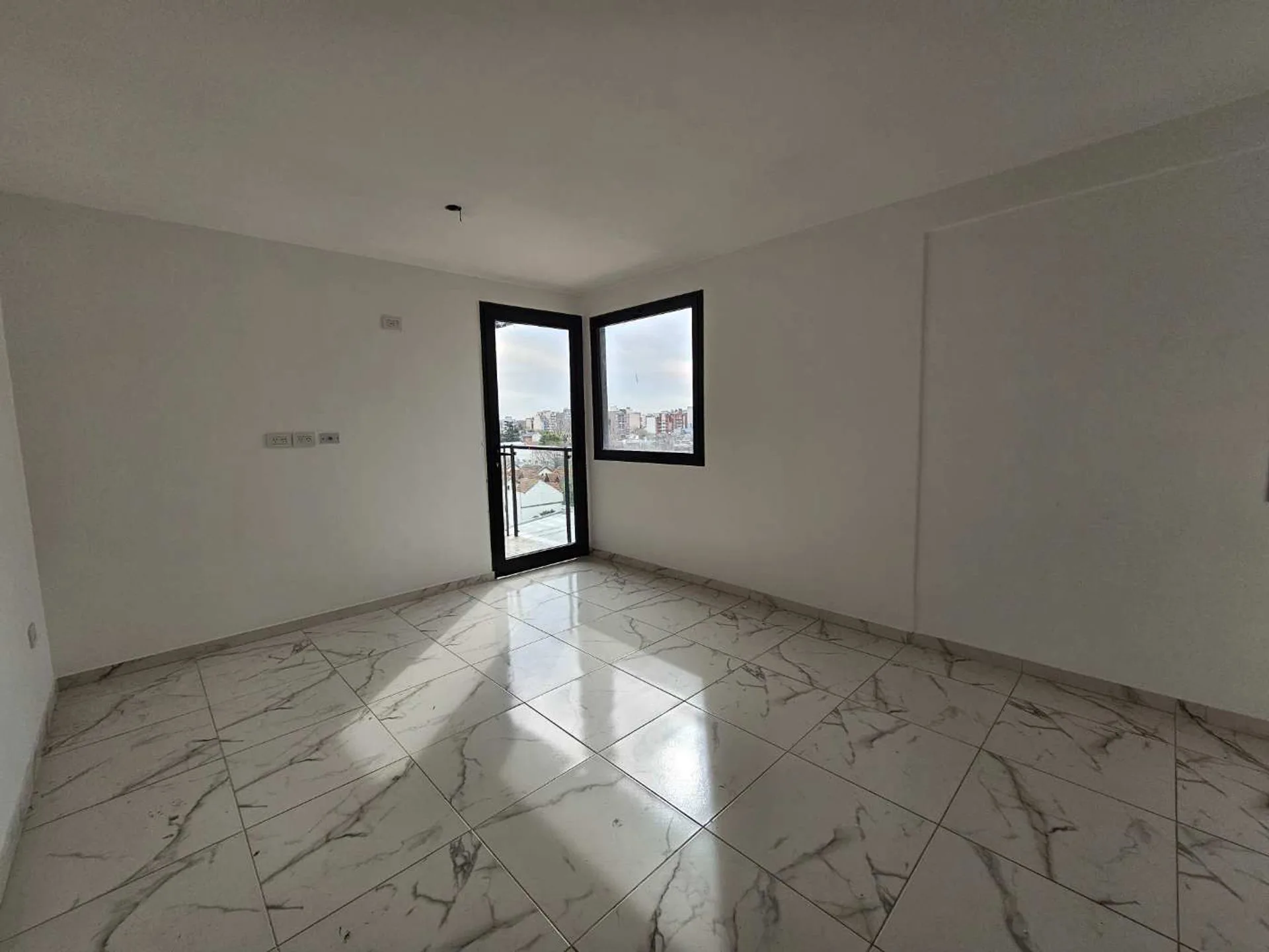 VENTA DEPARTAMENTO DOS AMBIENTES MORON COCHERA OPC foto 4