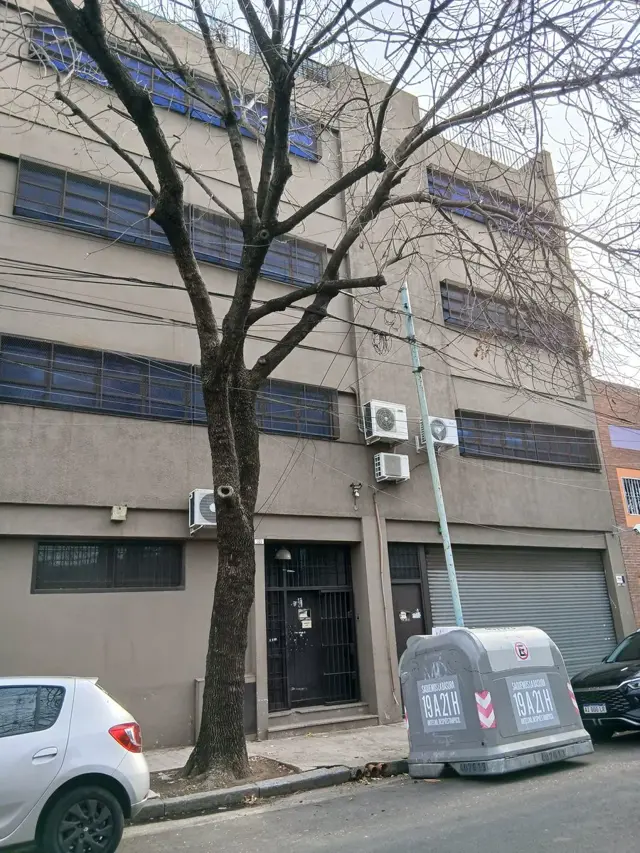 DEPOSITO DE TRES PLANTAS EN DOBLE LOTE.