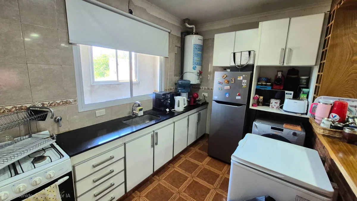 Venta Casa con cochera mas locales Zona Comercial foto 2