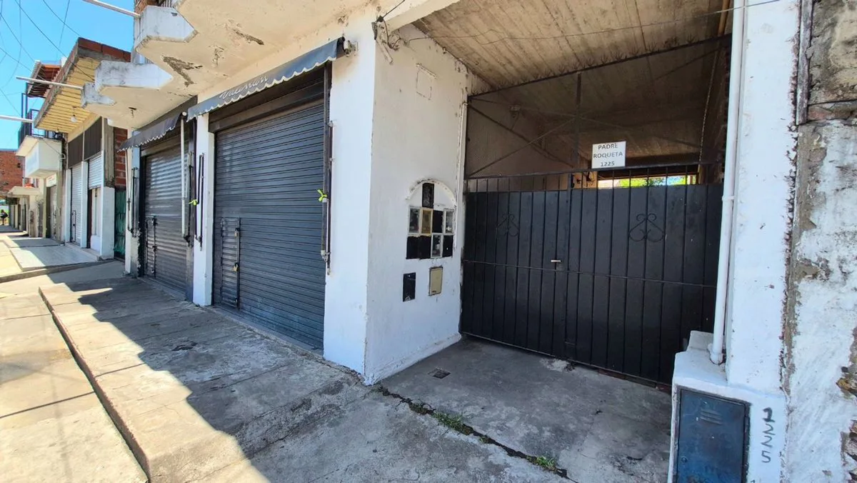 Venta Casa con cochera mas locales Zona Comercial foto 3