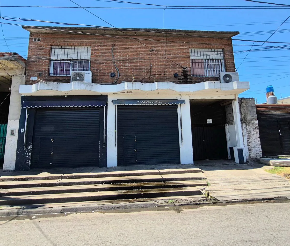 Venta Casa con cochera mas locales Zona Comercial foto 4