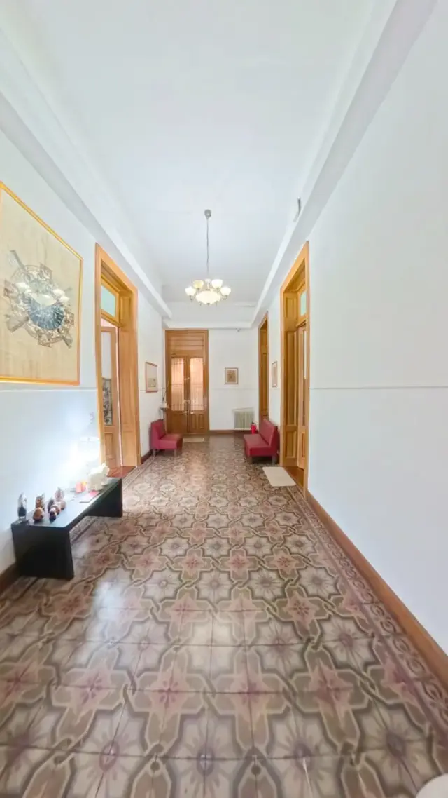 Venta Semipiso Señorial de 230 m² con Balcón, Techos Altos y Gran Potencial