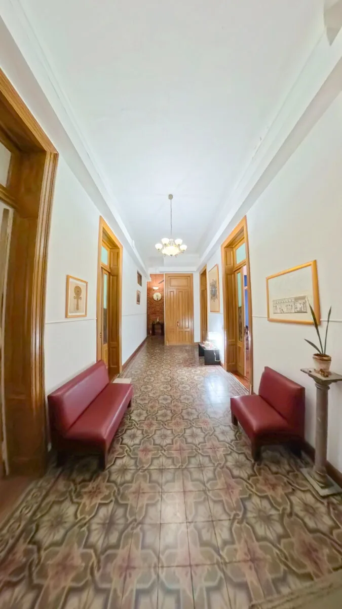 Venta Semipiso Señorial de 230 m² con Balcón, Techos Altos y Gran Potencial foto 3