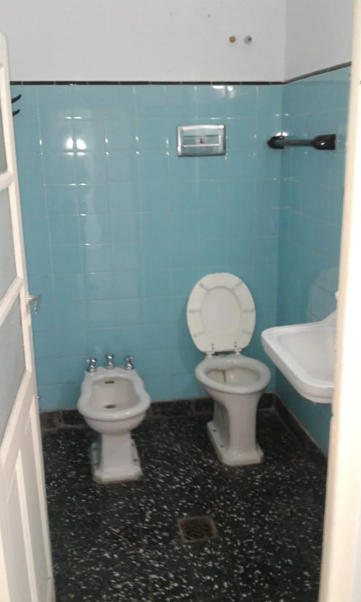 Casa lote propio de 3 ambientes con jardin y cochera al frente en villa lugano foto 5