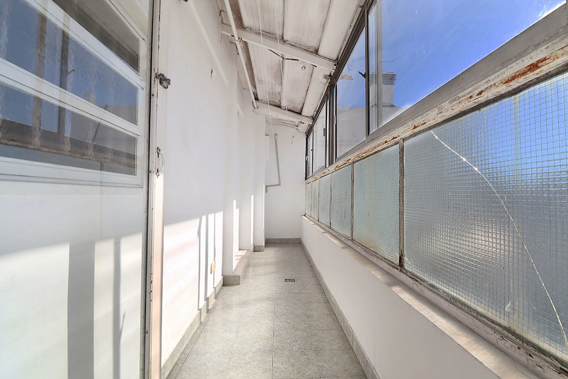DEPARTAMENTO VENTA 4 AMBIENTES  2 BALCONES FLORES foto 2