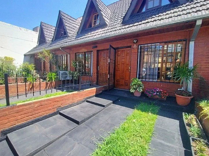 Venta de Duplex de 2 ambientes y medio con entrada de auto, en Moròn Sur. foto 2